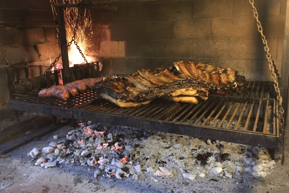 leña y braza naranja para coccion lenta en piezas grandes como este Short Rib entero