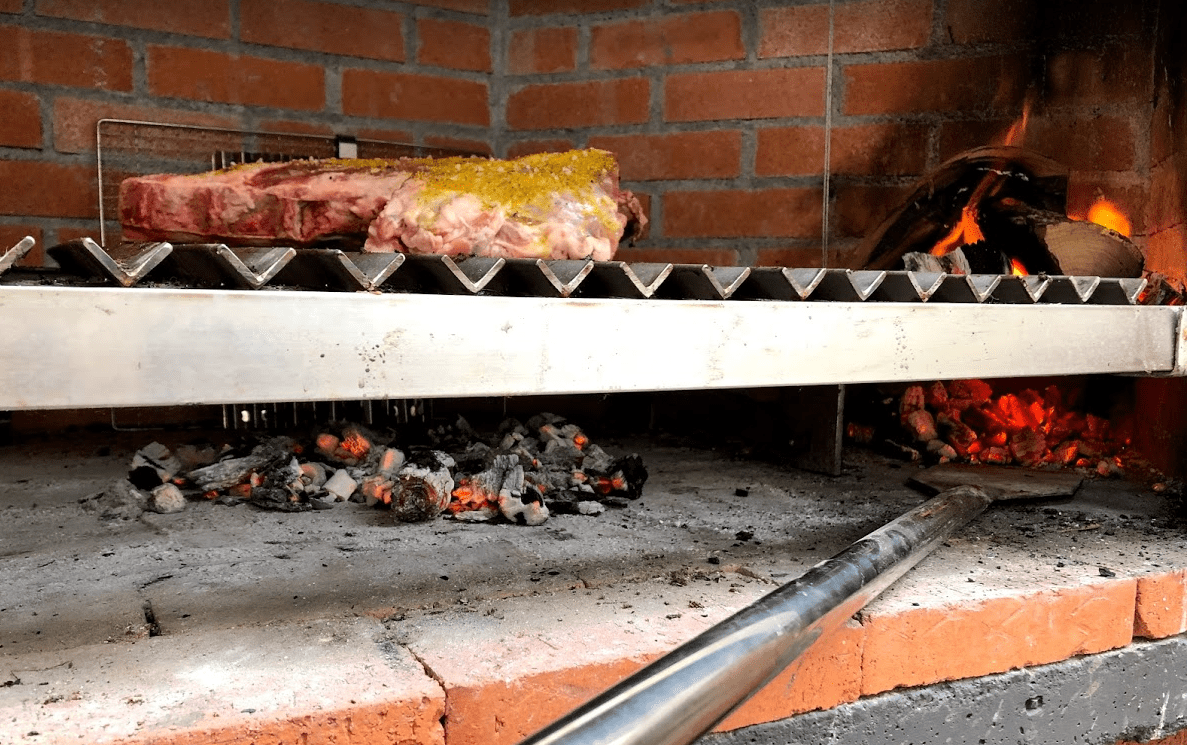 cabreria-05 - Regio Asador Carbon encendido en una esquina del asador